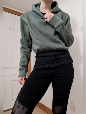 Oraki Cropped Hoodie in Sage Green